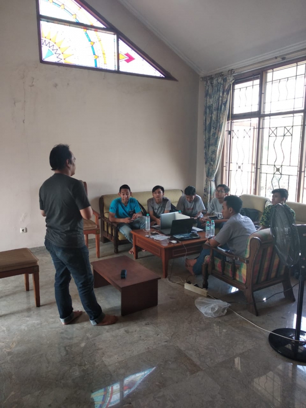 Peserta Magang SMK mendapatkan briefing dari pakar Branding untuk bagian desainnya