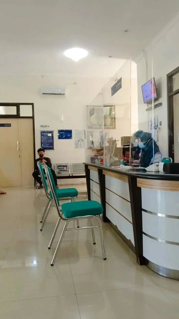 Suasana klinik modern di Surabaya yang menggunakan sistem digital