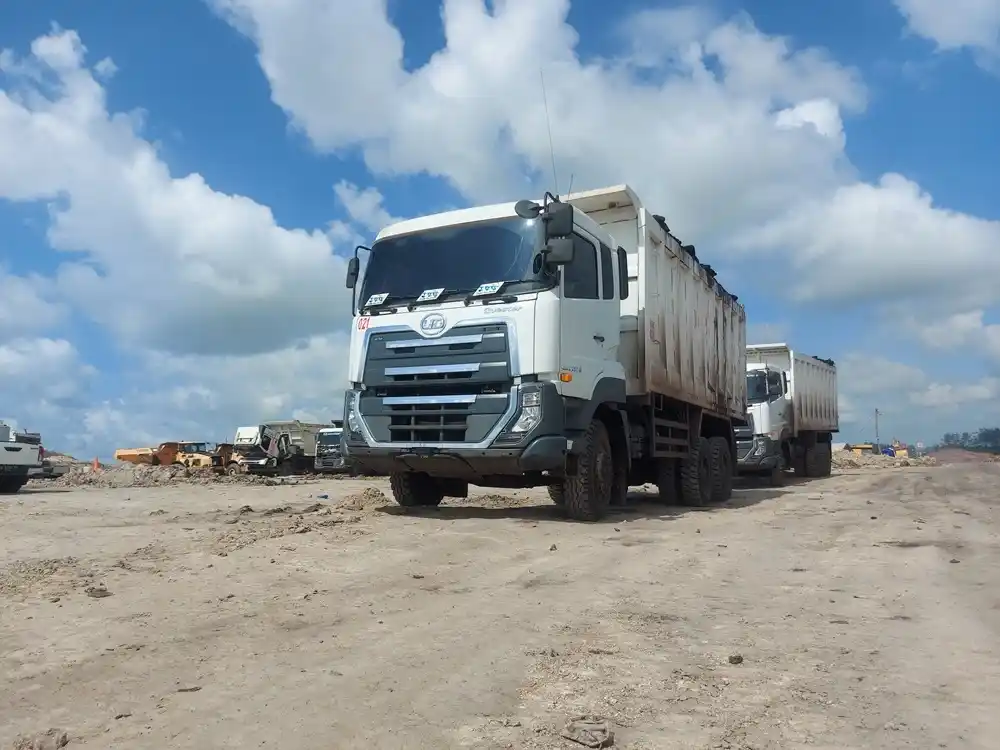 Dump truck tambang beroperasi di lokasi penambangan Makassar
