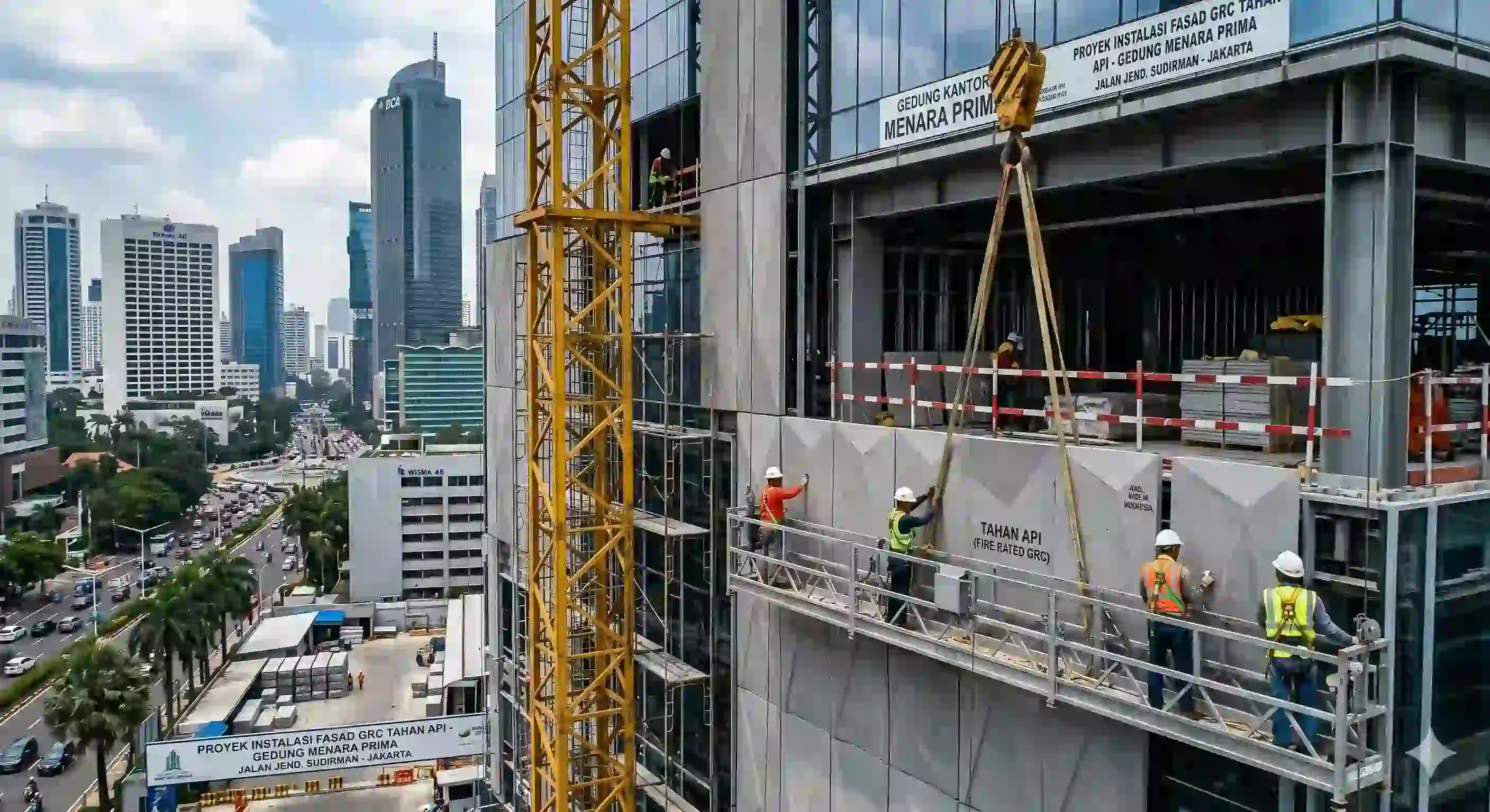 Instalasi Fasad GRC Panel Tahan Api pada Gedung Kantor Jakarta
