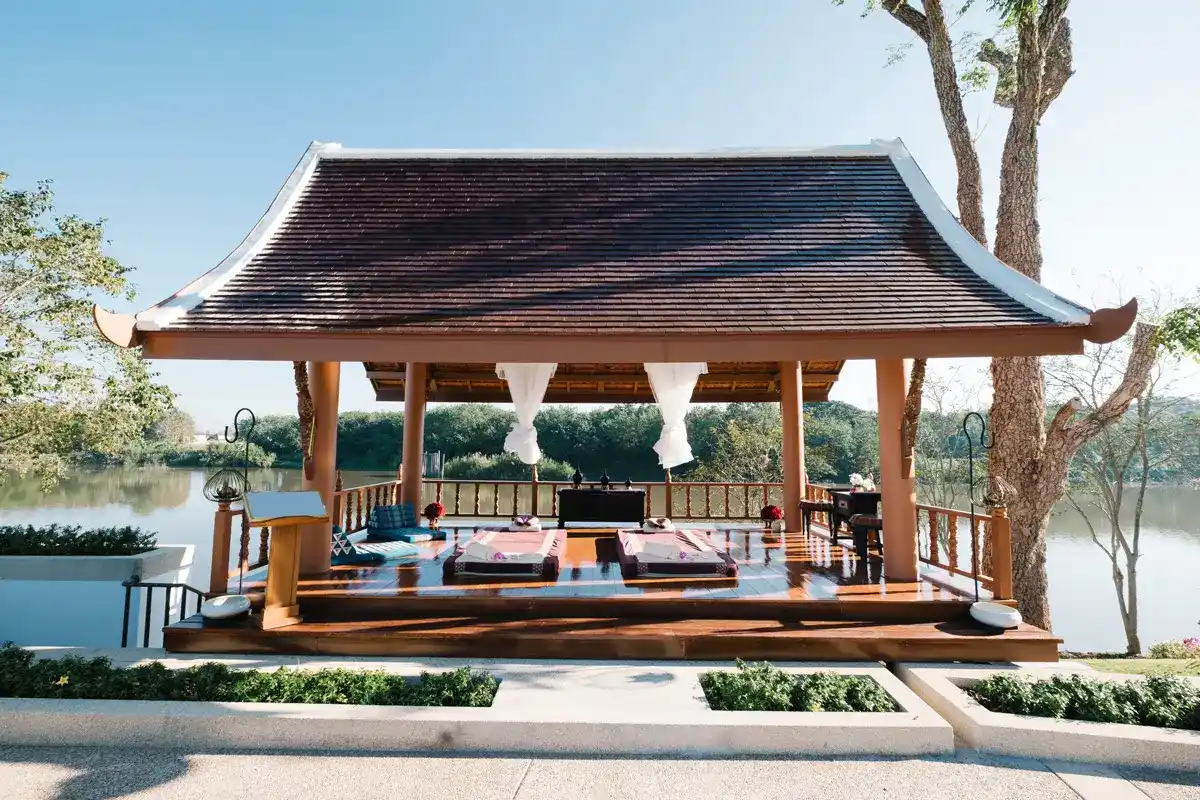 Gazebo Taman Kayu Jati dan Beton