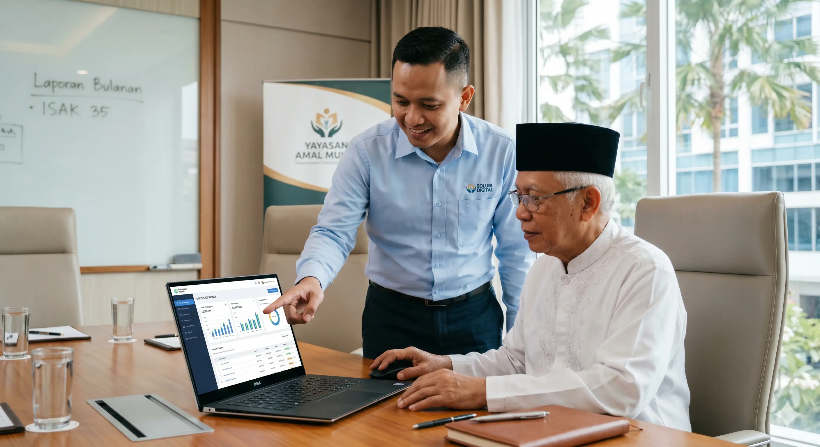 Sesi bimbingan in-house training pengoperasian software akuntansi keuangan lembaga nirlaba oleh konsultan Amanah Solution kepada dewan pembina yayasan.