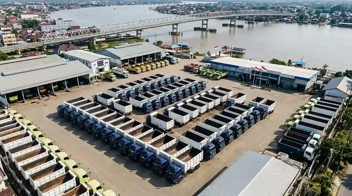 Tampilan visual pool distributor resmi dump truck heavy duty di Pontianak dengan deretan unit ready stock