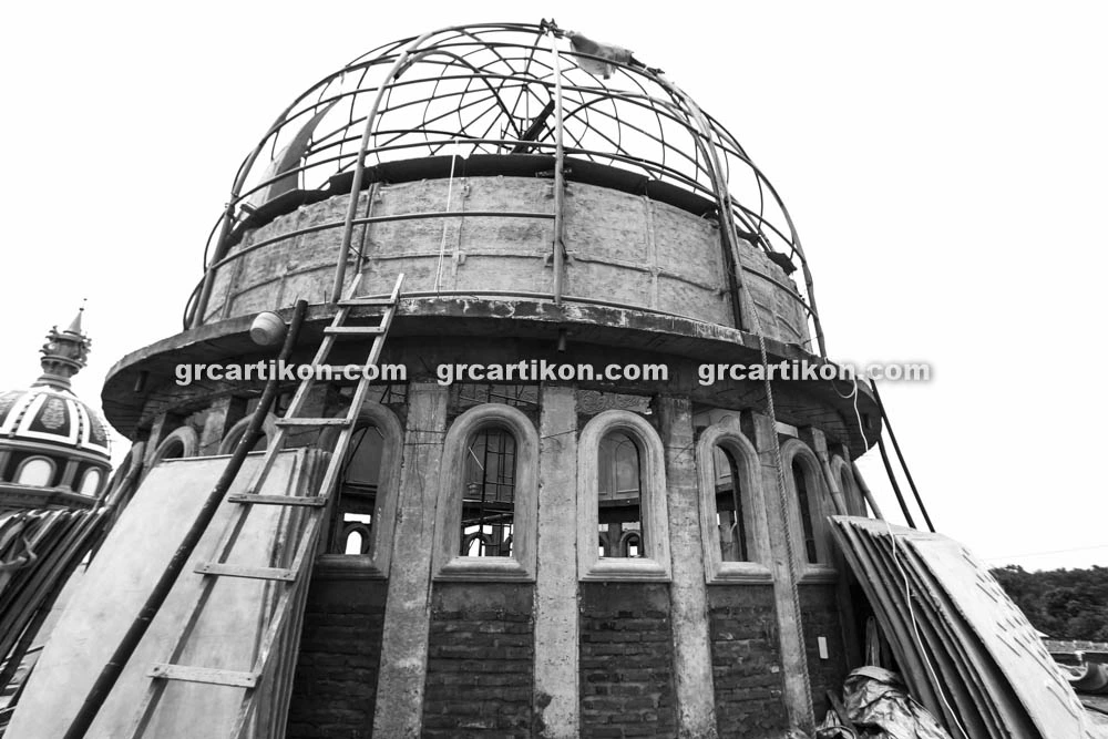 Proses pemasangan kubah GRC masjid oleh tim Artikon Indonesia