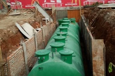 Instalasi septic tank biofilter ramah lingkungan di halaman rumah tinggal